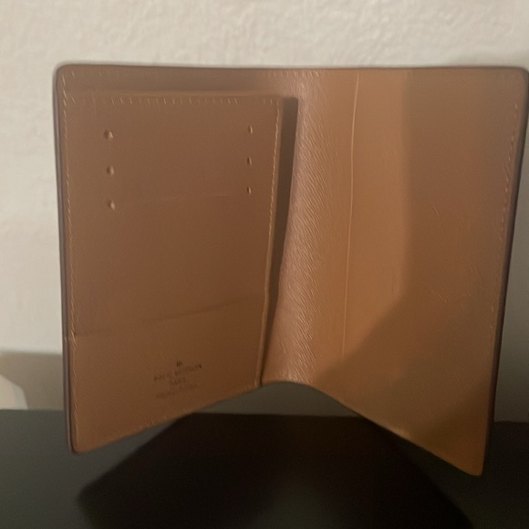 New Passport holder - Picture 3 of 10
